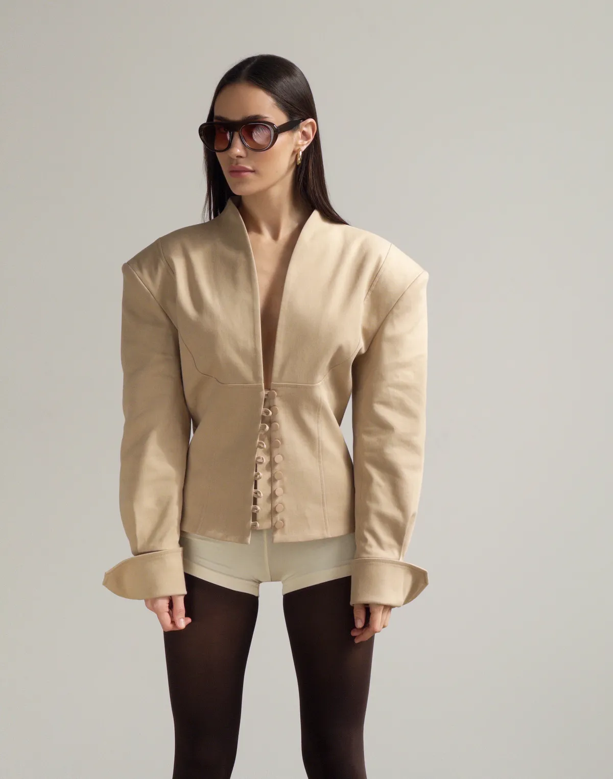 Жакет з V-подібним декольте та ґудзиками, пустельний - Фото 1