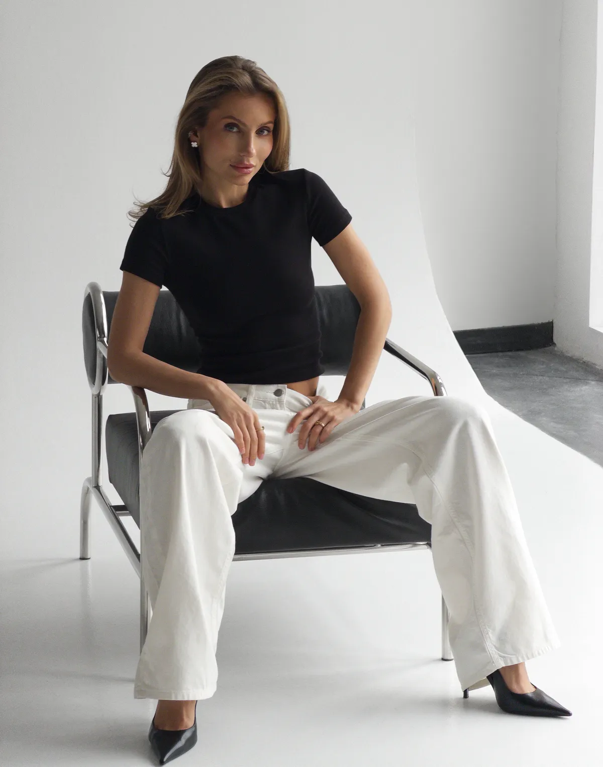 Koszulka damska dopasowana bawełniana z elastyczną gumką, czarna - Фото 8