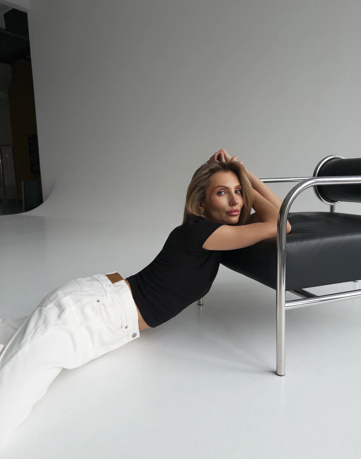 Koszulka damska dopasowana bawełniana z elastyczną gumką, czarna - Фото 7