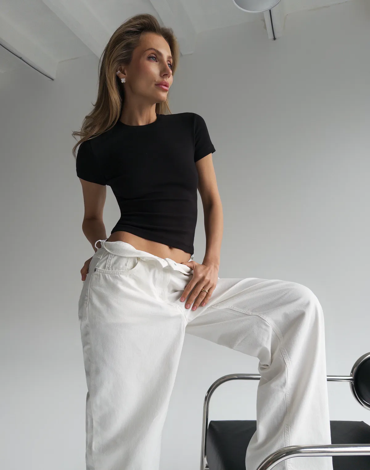 Koszulka damska dopasowana bawełniana z elastyczną gumką, czarna - Фото 1