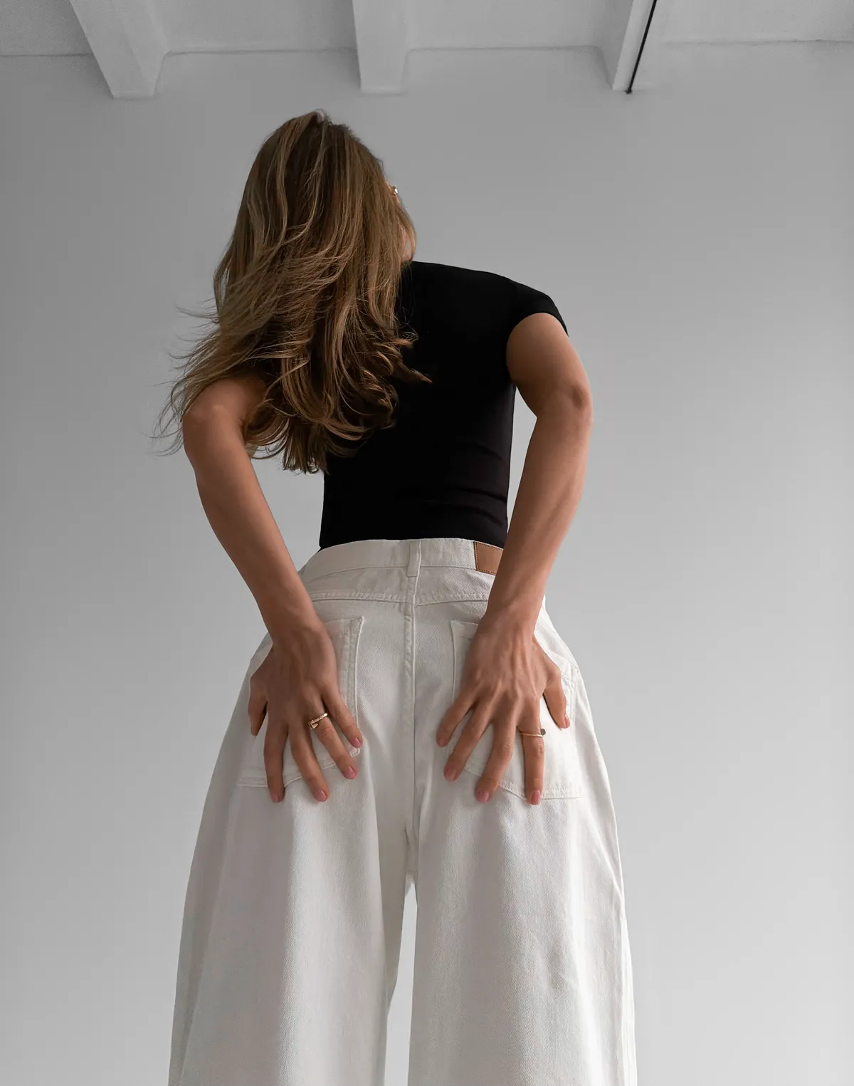 Koszulka damska dopasowana bawełniana z elastyczną gumką, czarna - Фото 2