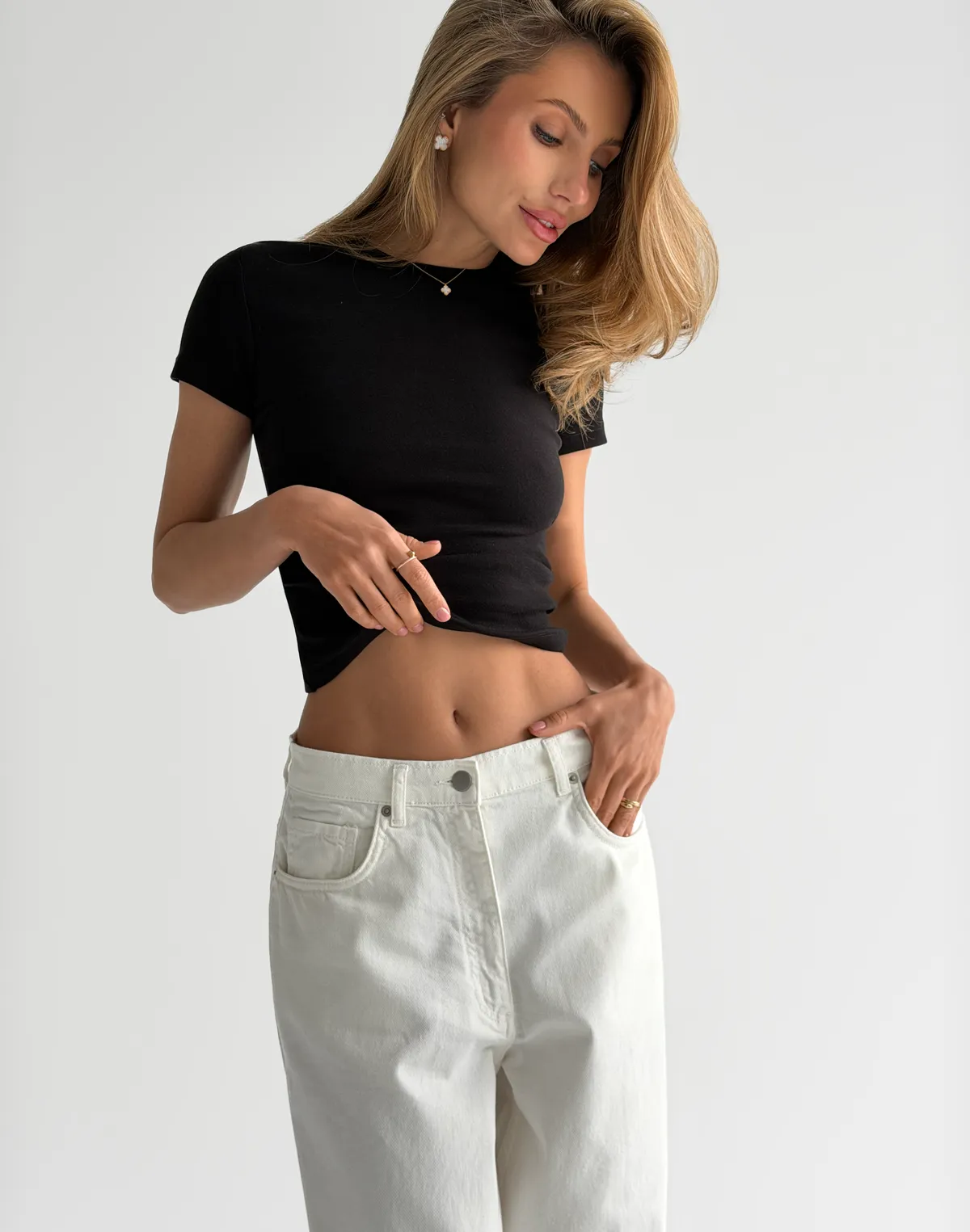 Koszulka damska dopasowana bawełniana z elastyczną gumką, czarna - Фото 5