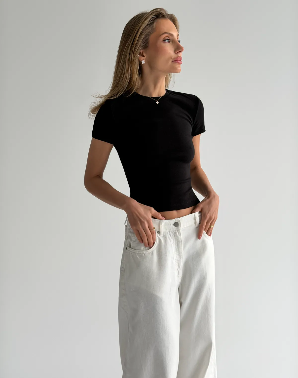 Koszulka damska dopasowana bawełniana z elastyczną gumką, czarna - Фото 3