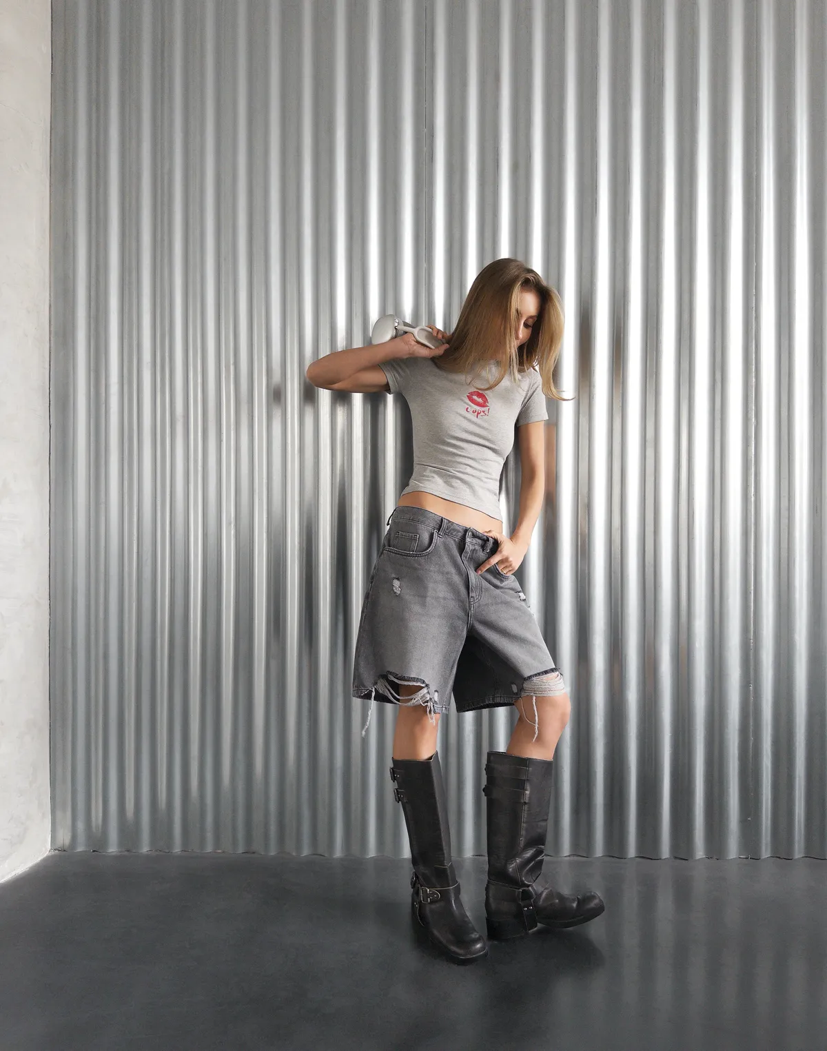 Футболка по фігурі з м'якого бавовняного матеріалу, сірий меланж з принтом "Oops!" - Фото 5