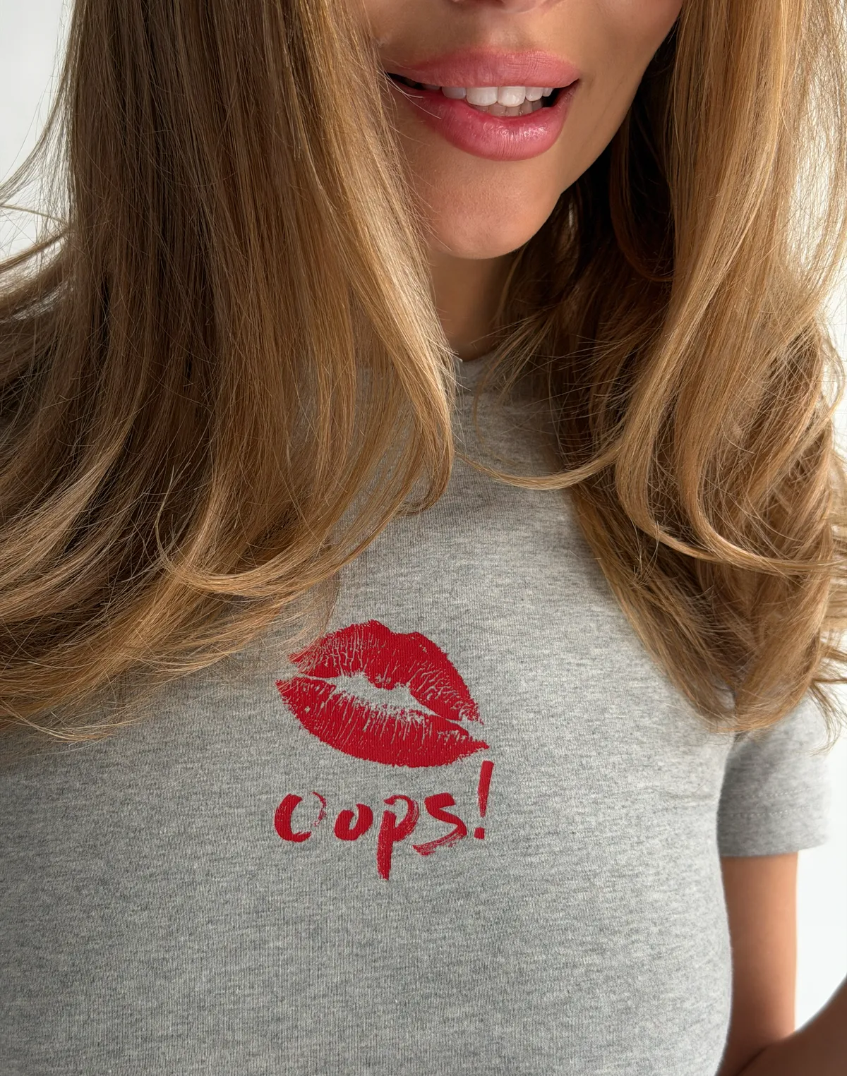 Футболка по фігурі з м'якого бавовняного матеріалу, сірий меланж з принтом "Oops!" - Фото 4