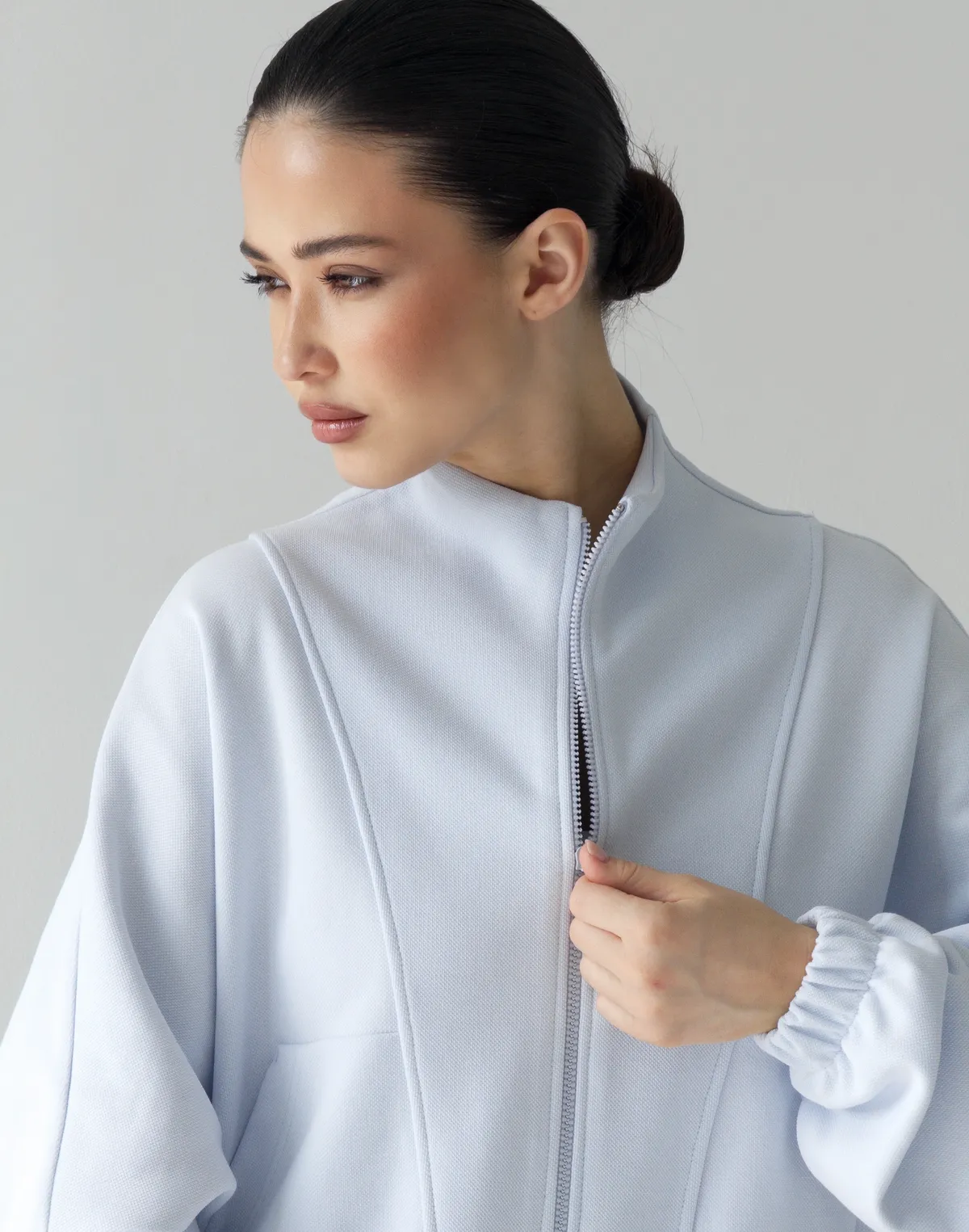 Bluza na zamek z ozdobnymi przeszyciami, jasnoniebieska - Фото 6