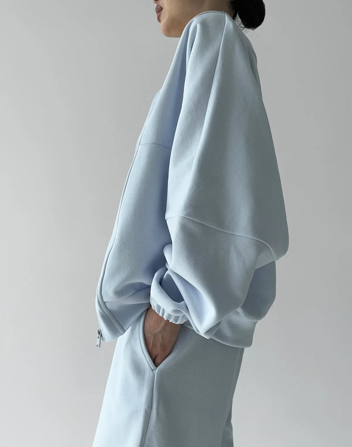 Bluza na zamek z ozdobnymi przeszyciami, jasnoniebieska - Фото 8