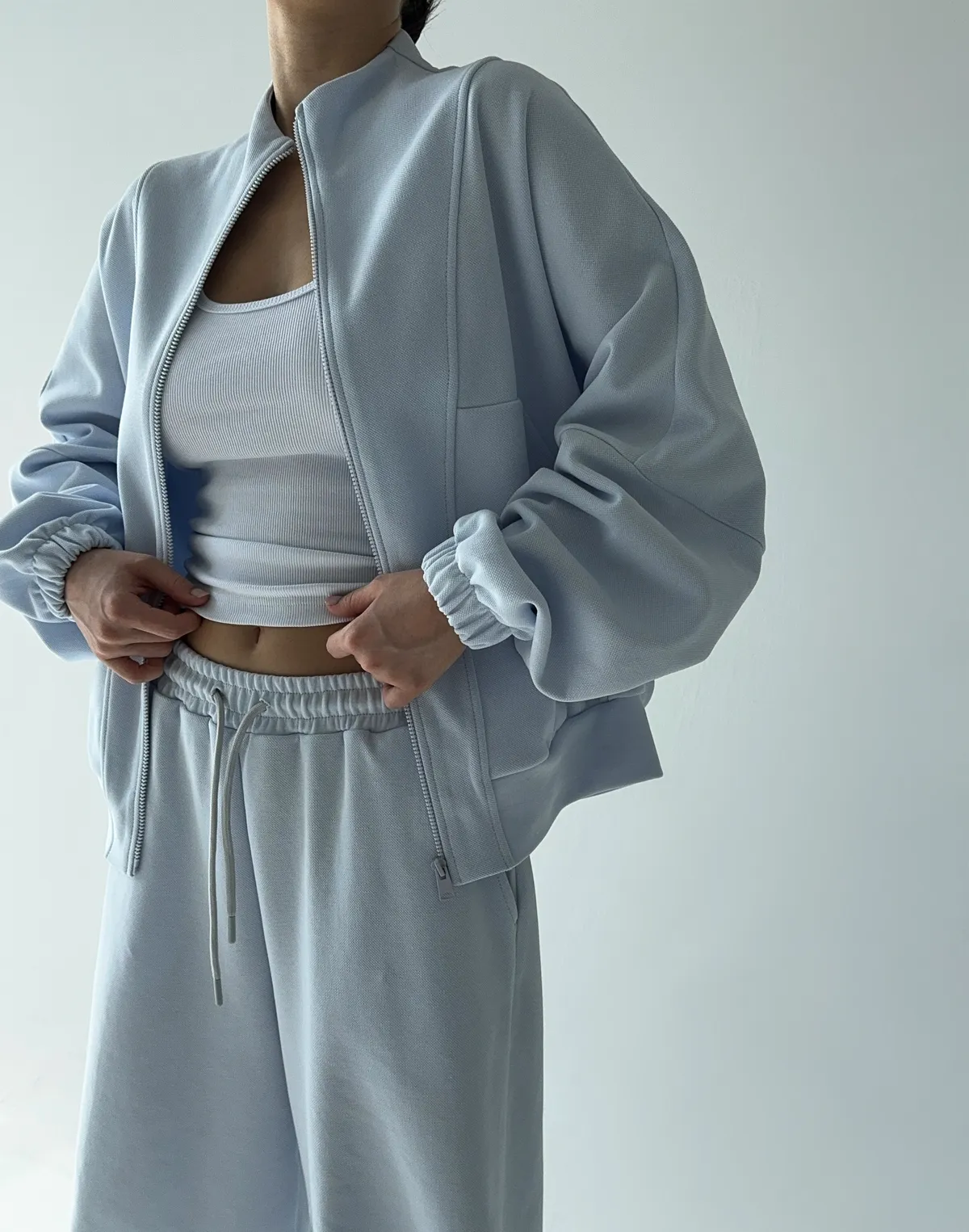 Bluza na zamek z ozdobnymi przeszyciami, jasnoniebieska - Фото 7