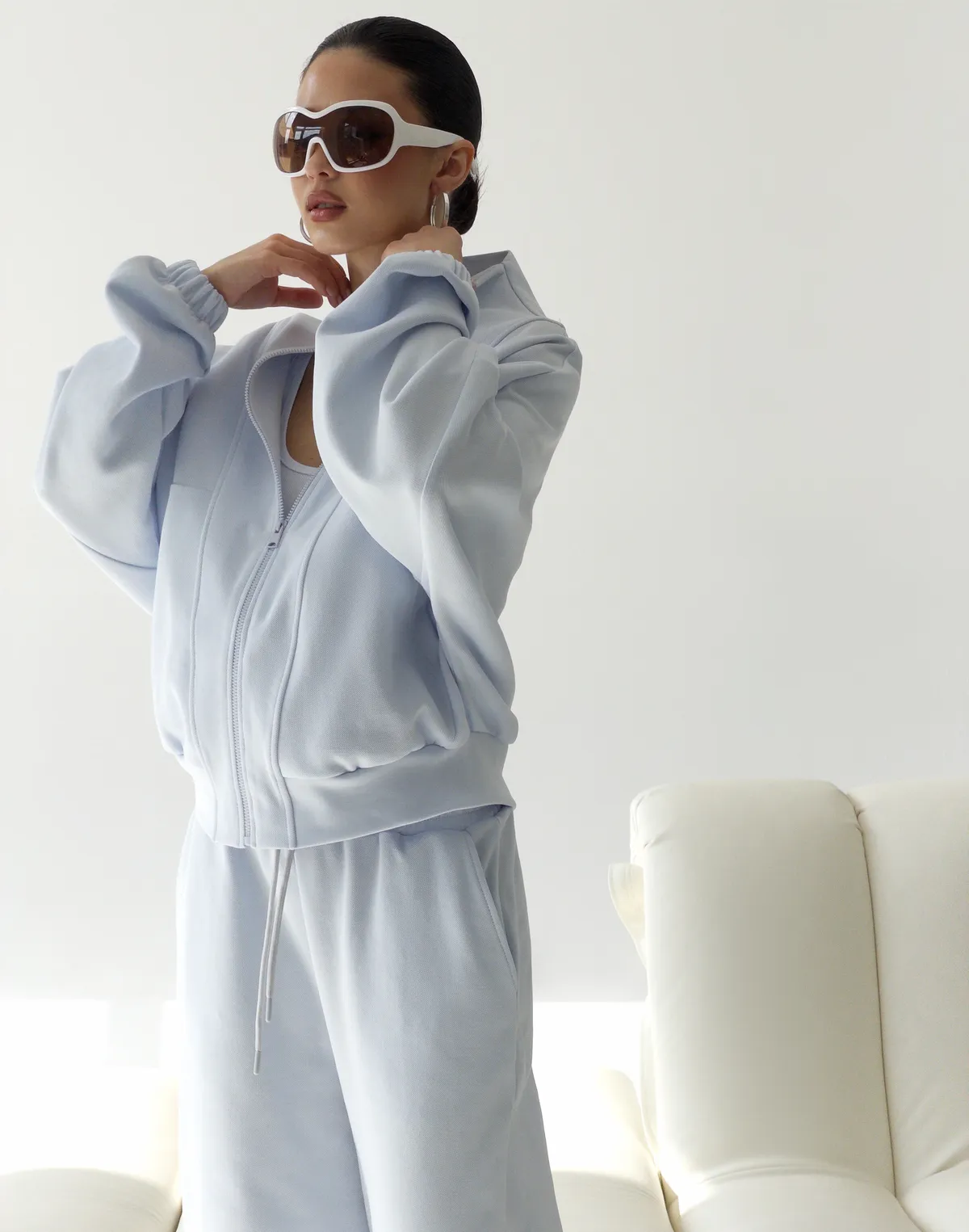 Bluza na zamek z ozdobnymi przeszyciami, jasnoniebieska - Фото 1