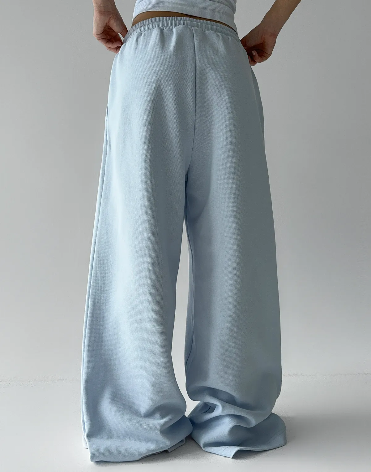 Spodnie dresowe o prostym kroju ze sznurkiem, jasnoniebieskie - Фото 2