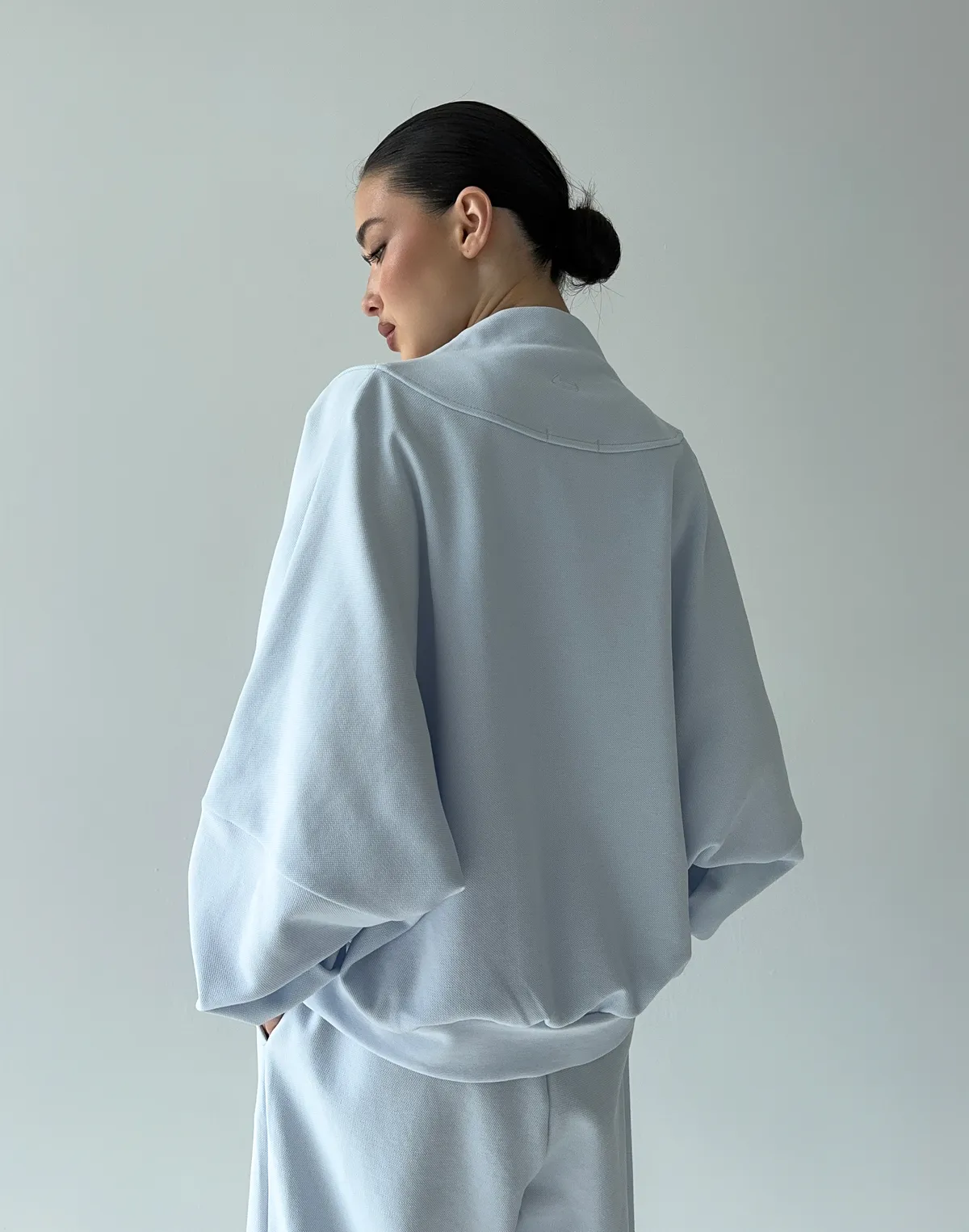 Bluza na zamek z ozdobnymi przeszyciami, jasnoniebieska - Фото 2