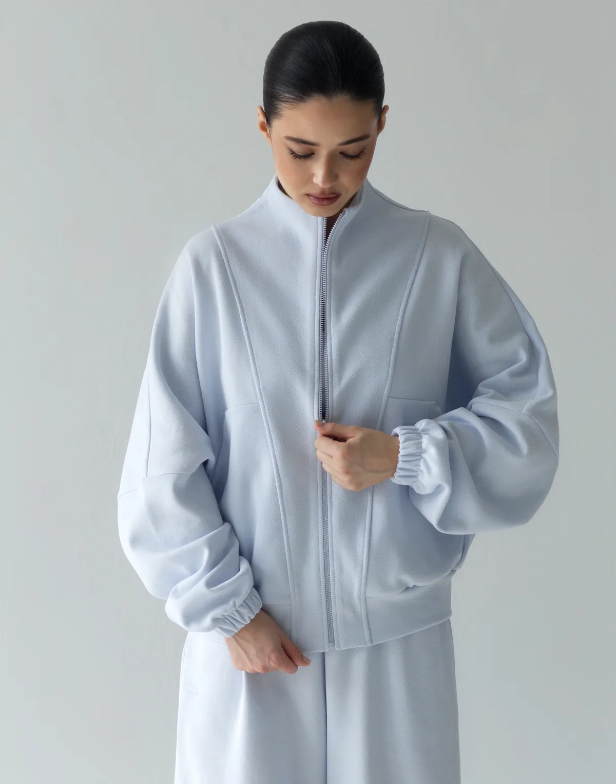 Bluza na zamek z ozdobnymi przeszyciami, jasnoniebieska - Фото 5