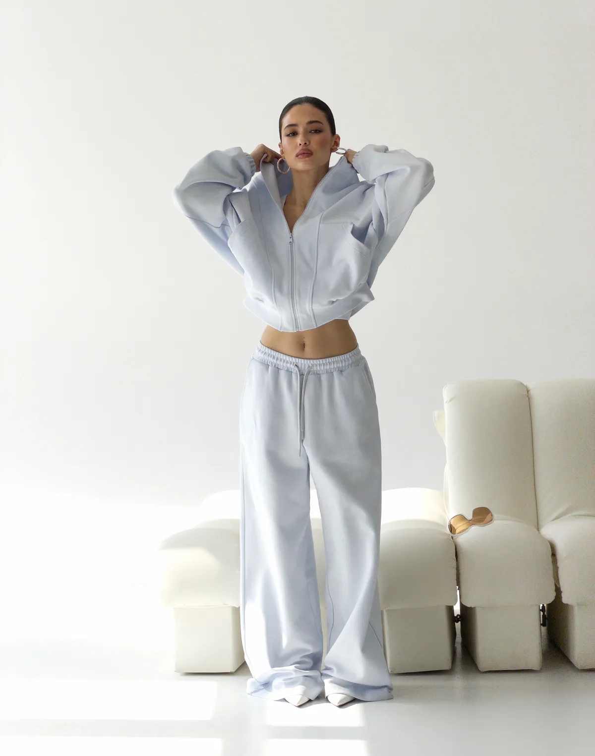 Spodnie dresowe o prostym kroju ze sznurkiem, jasnoniebieskie - Фото 1