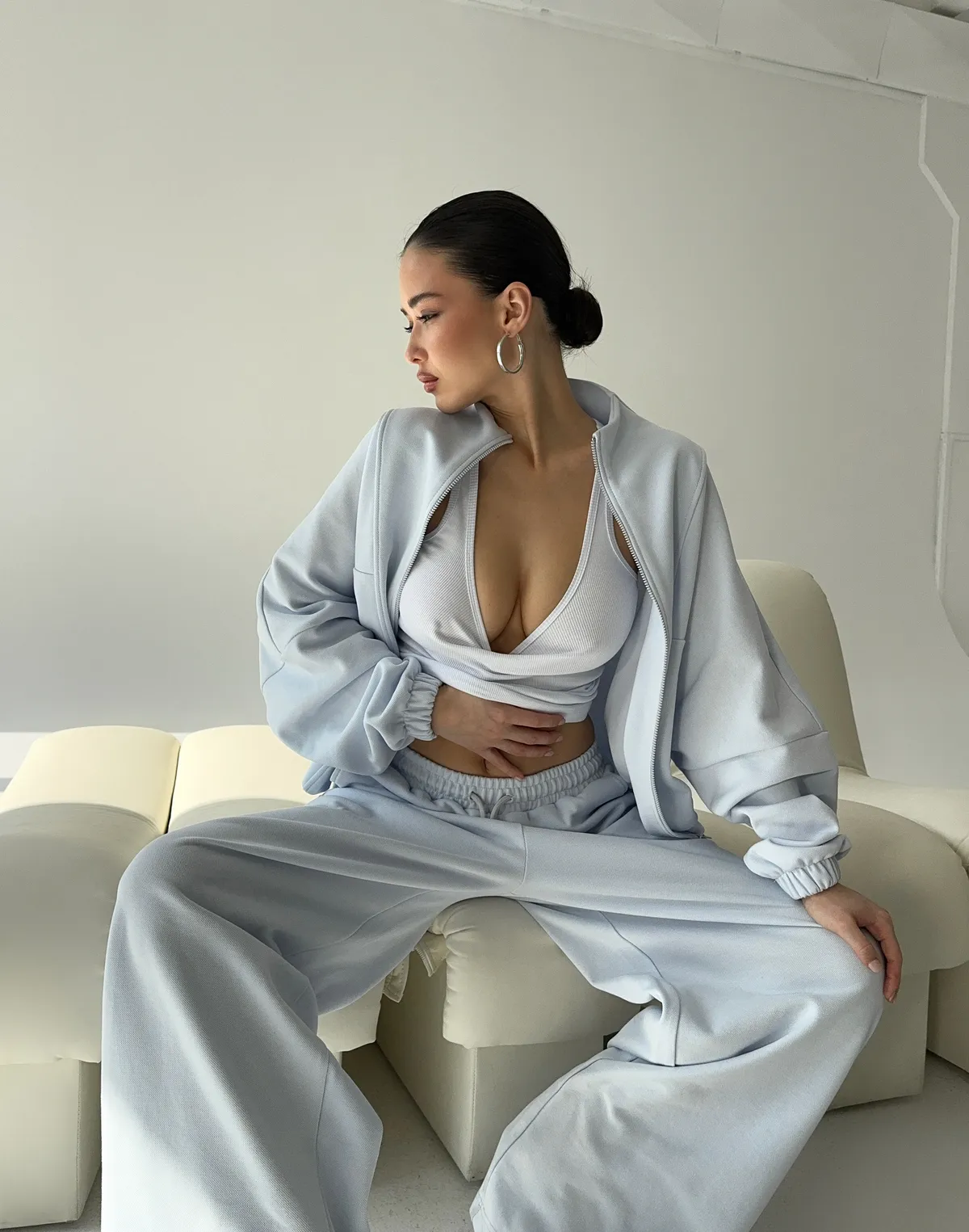 Spodnie dresowe o prostym kroju ze sznurkiem, jasnoniebieskie - Фото 6