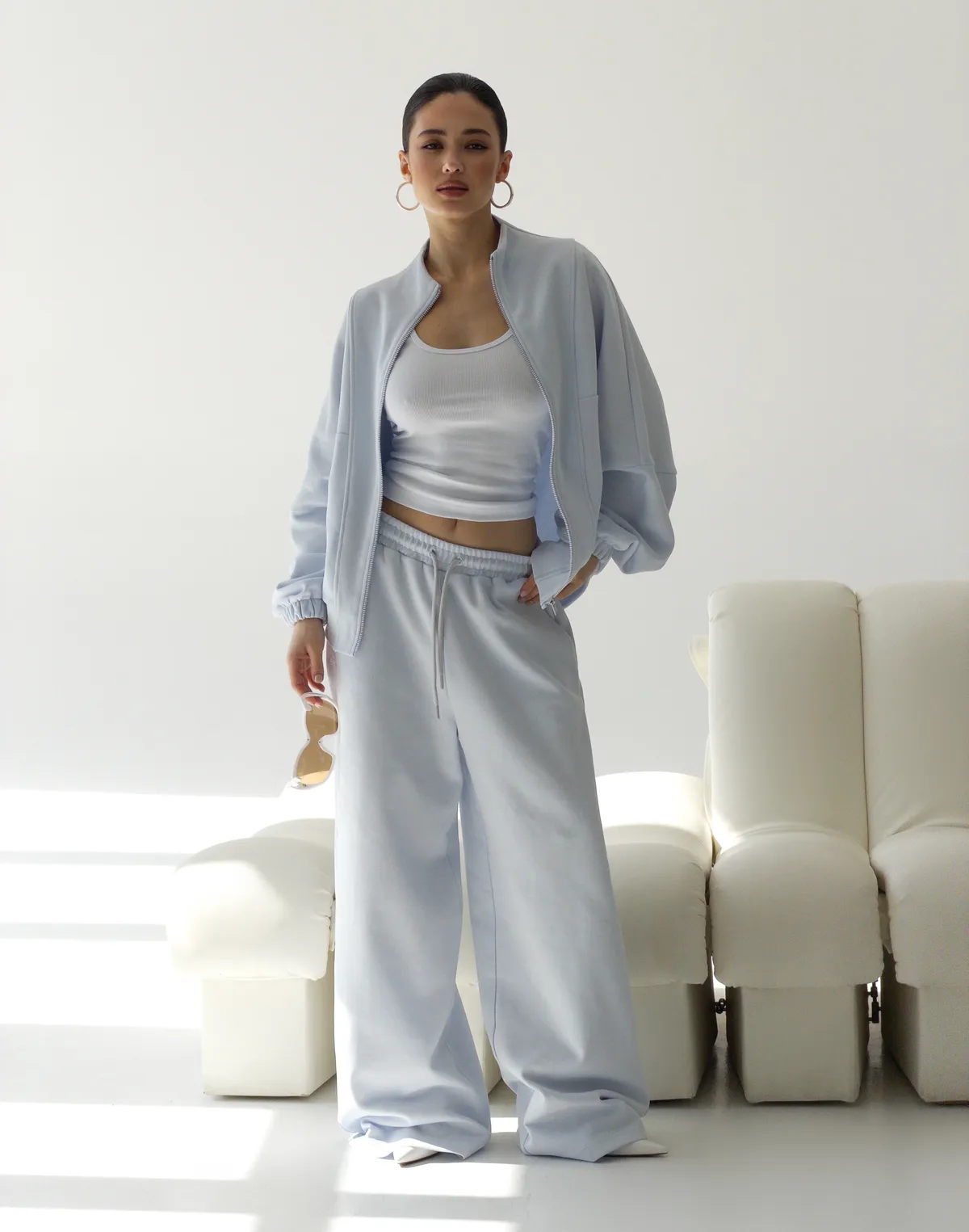 Spodnie dresowe o prostym kroju ze sznurkiem, jasnoniebieskie - Фото 5