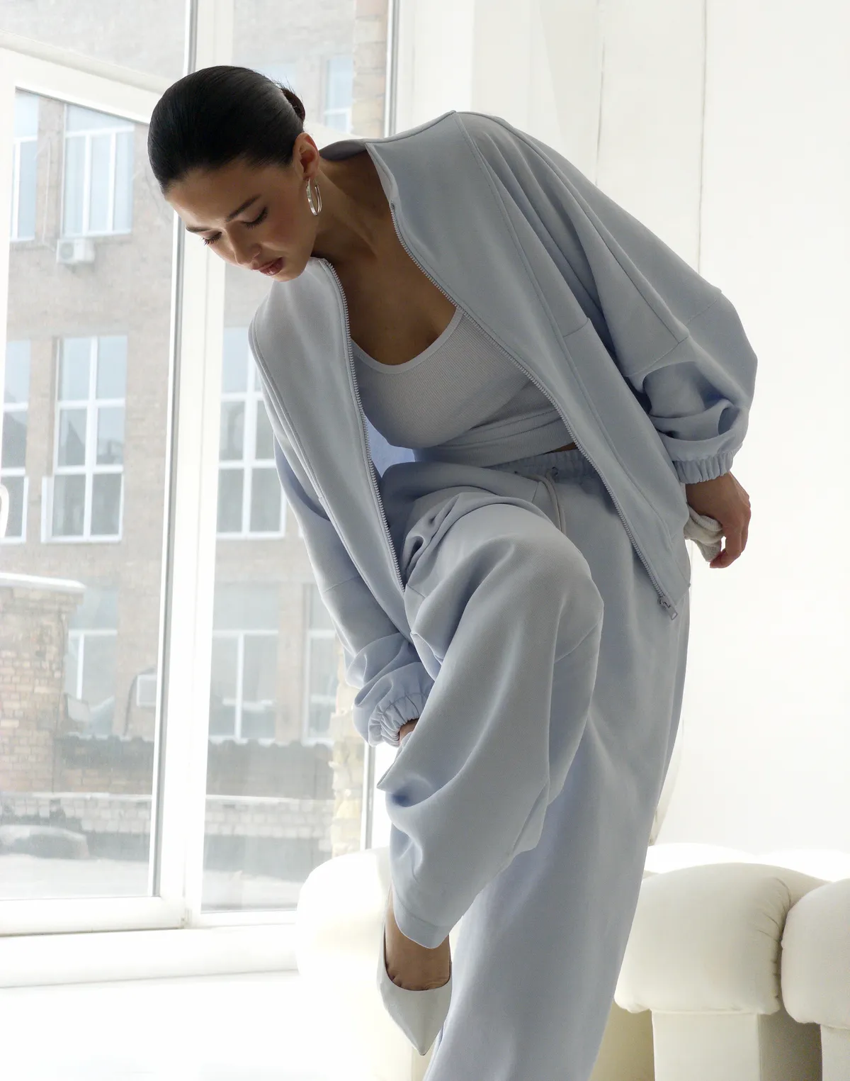 Комплект кофта на блискавці та штани прямого крою зі шнурком, блакитні - Фото 1