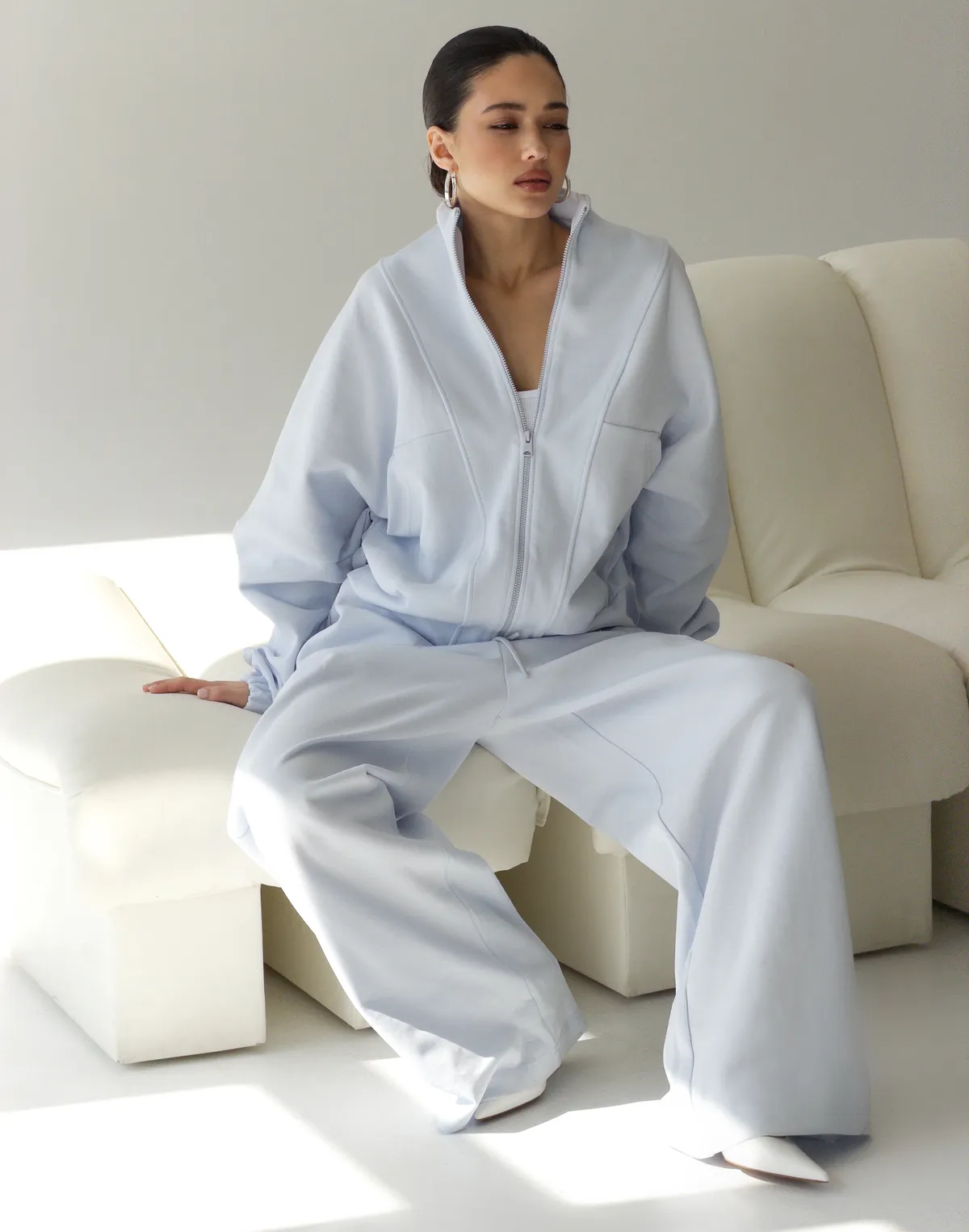 Spodnie dresowe o prostym kroju ze sznurkiem, jasnoniebieskie - Фото 3