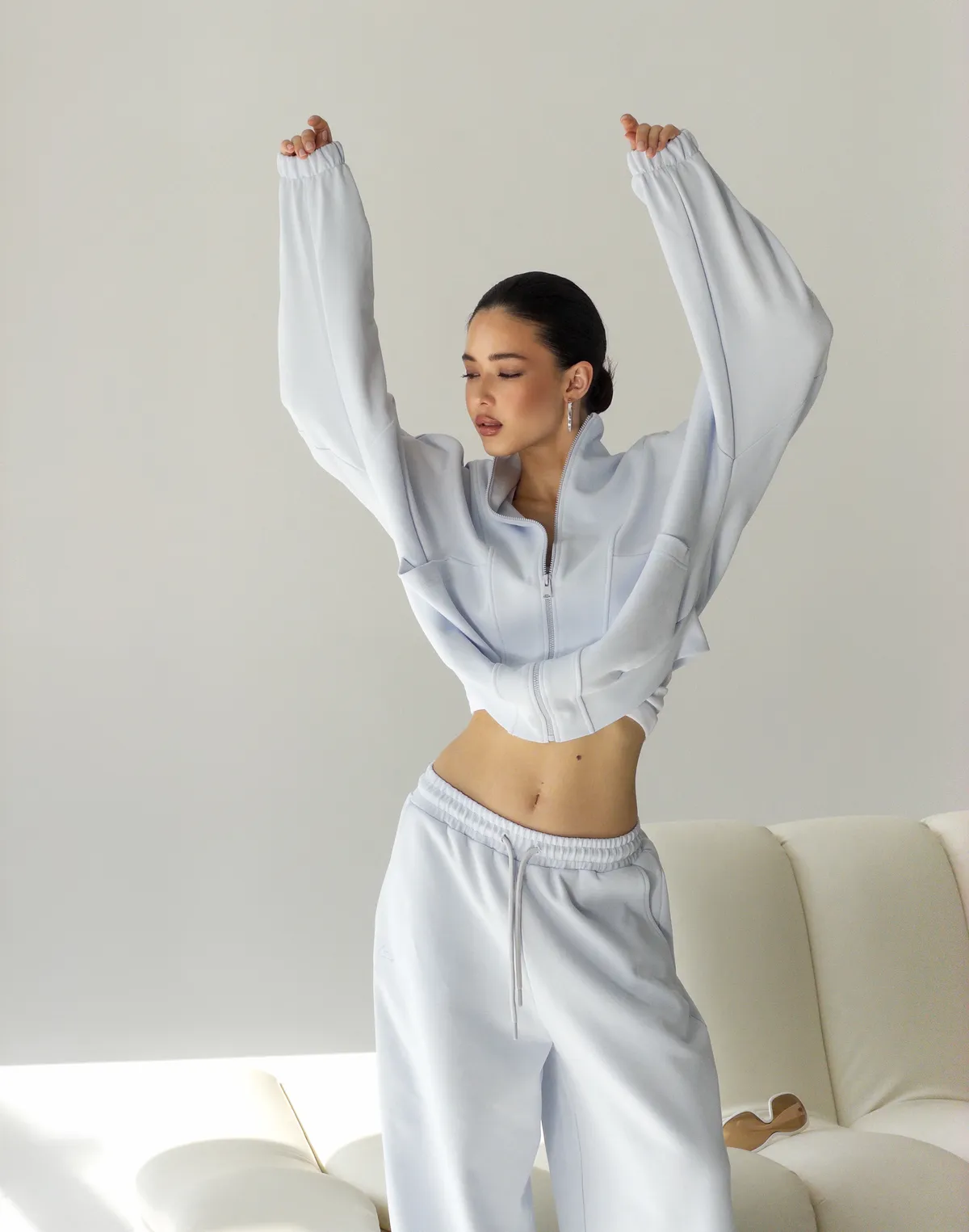 Bluza na zamek z ozdobnymi przeszyciami, jasnoniebieska - Фото 3