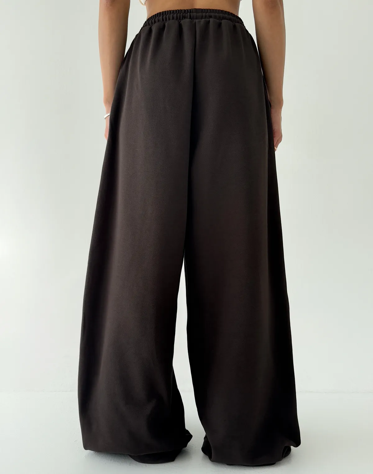 Spodnie dresowe o prostym kroju ze sznurkiem, czekoladowe - Фото 2