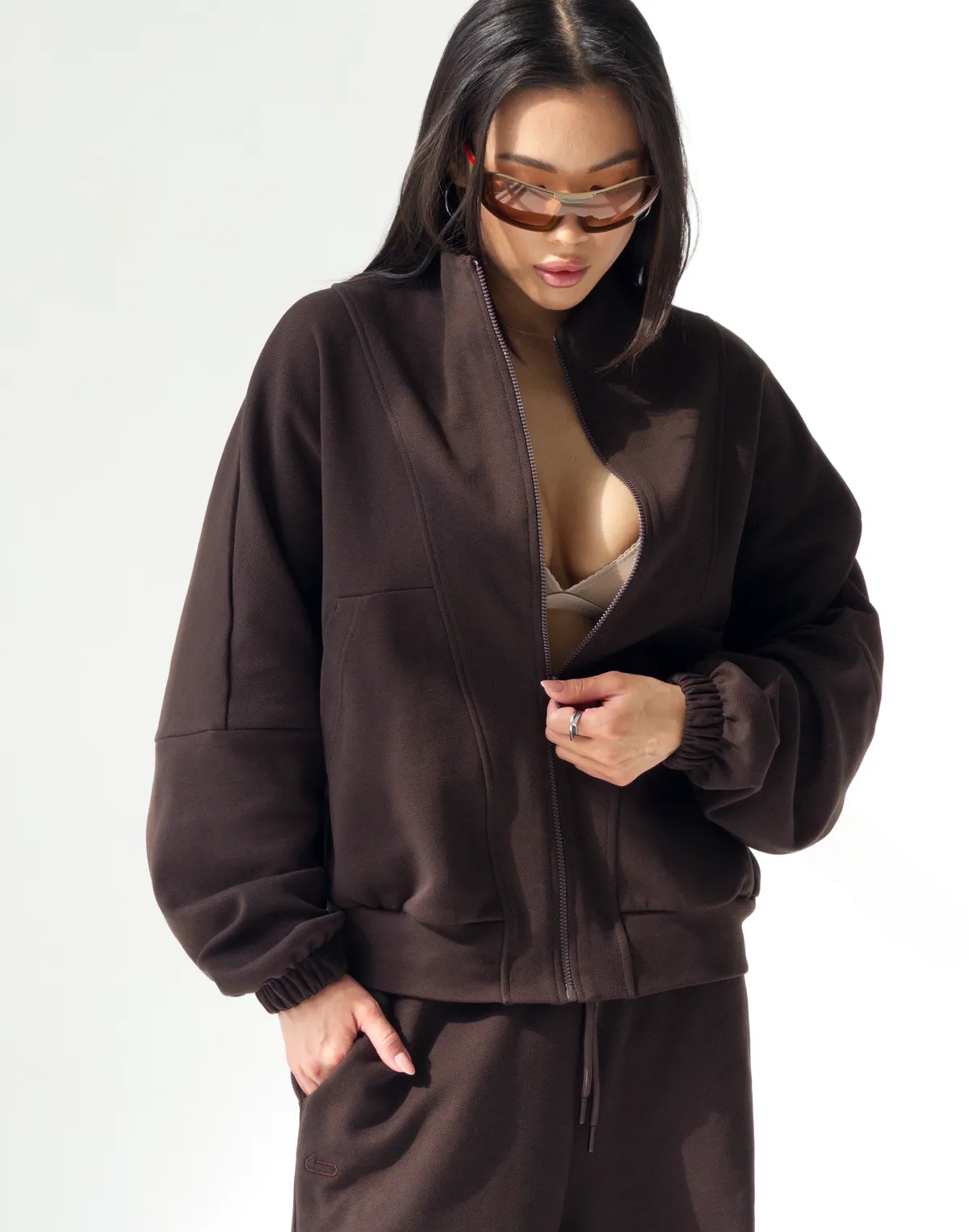 Bluza na zamek z ozdobnymi przeszyciami, czekoladowa - Фото 8