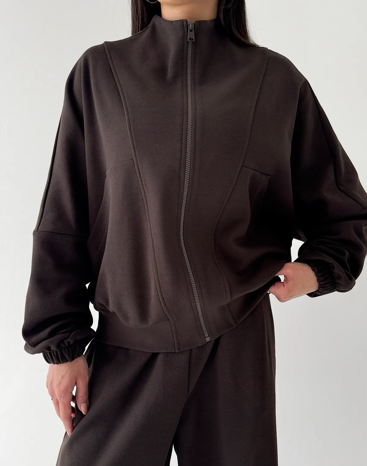 Bluza na zamek z ozdobnymi przeszyciami, czekoladowa - Фото 7