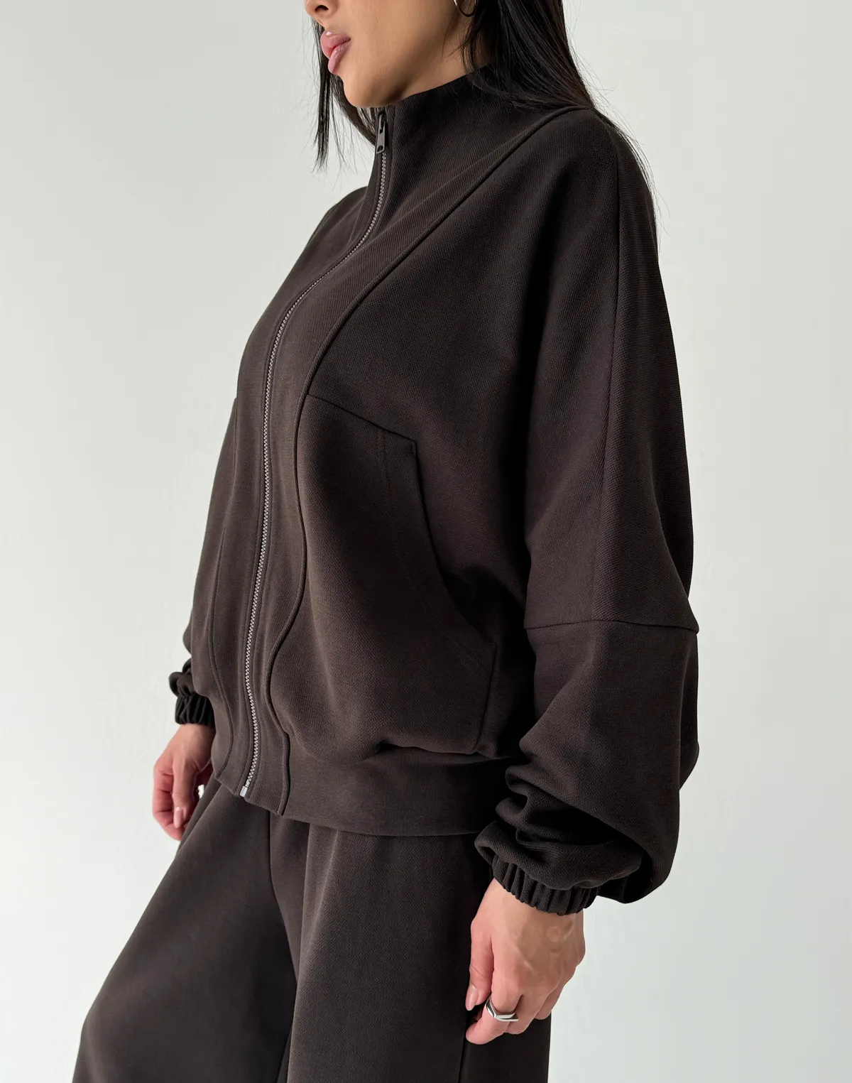 Bluza na zamek z ozdobnymi przeszyciami, czekoladowa - Фото 6