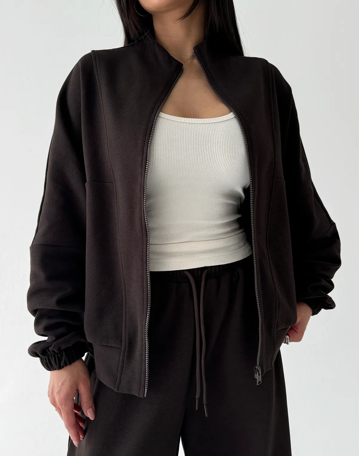 Bluza na zamek z ozdobnymi przeszyciami, czekoladowa - Фото 5