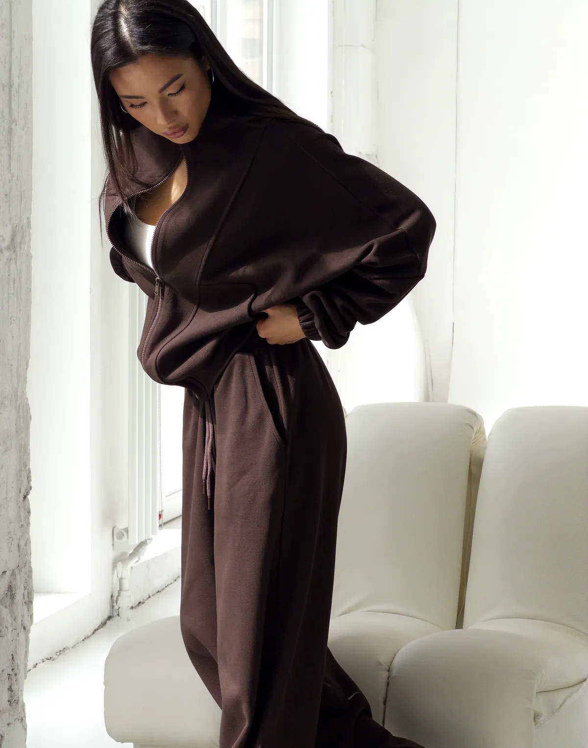 Bluza na zamek z ozdobnymi przeszyciami, czekoladowa - Фото 4