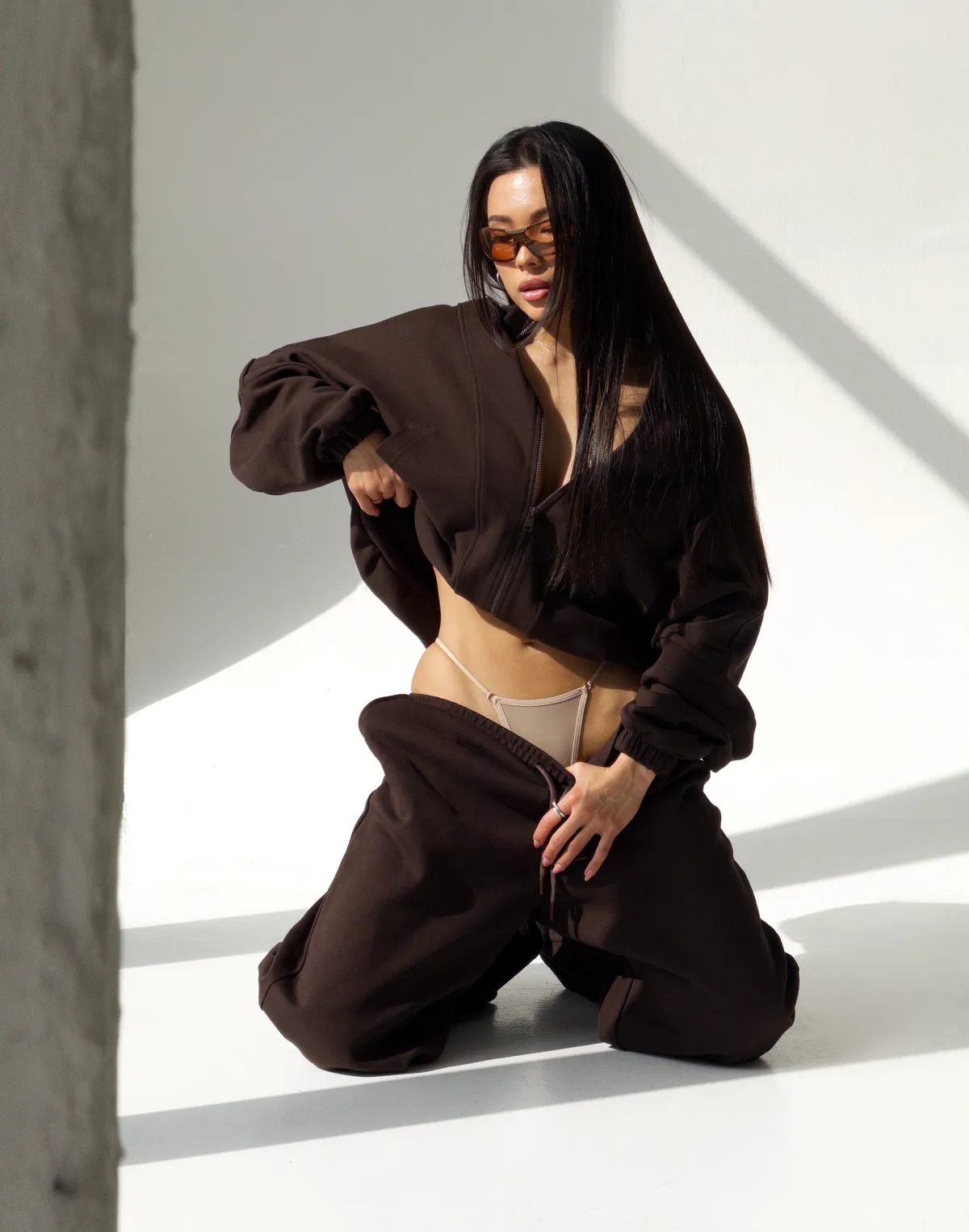 Комплект кофта на блискавці та штани прямого крою зі шнурком, шоколадні - Фото 1