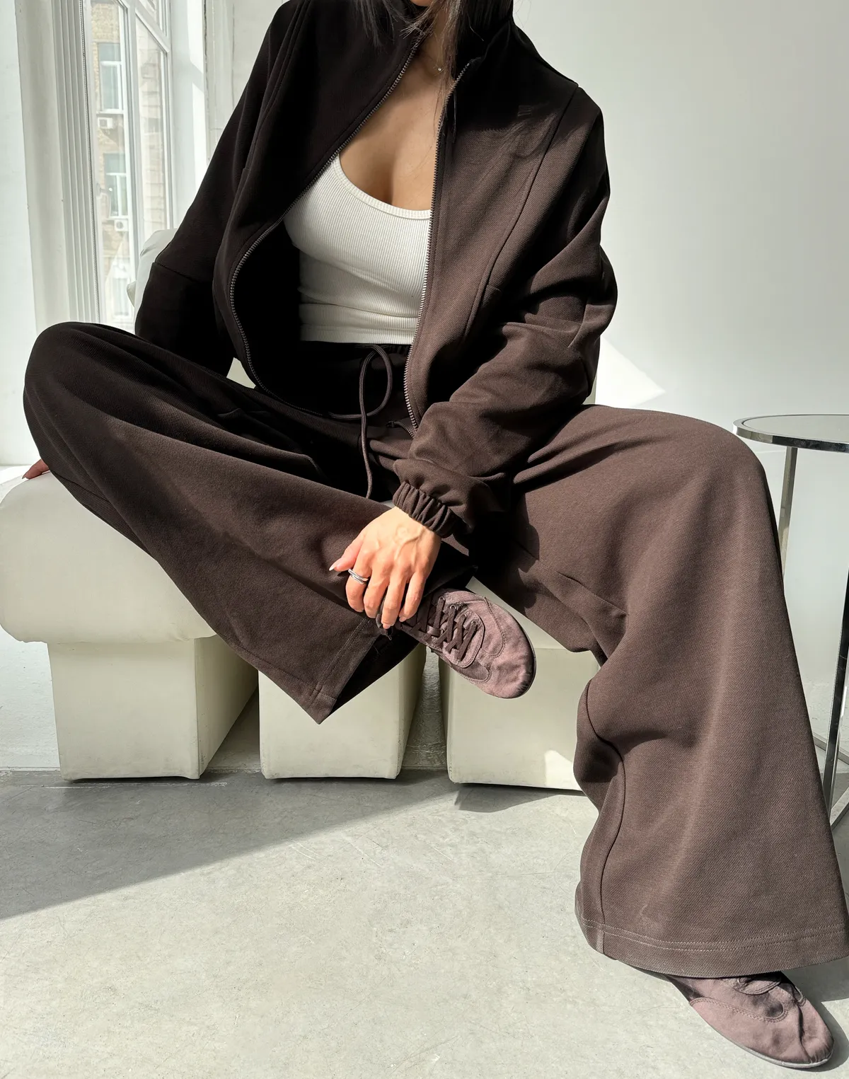 Spodnie dresowe o prostym kroju ze sznurkiem, czekoladowe - Фото 6