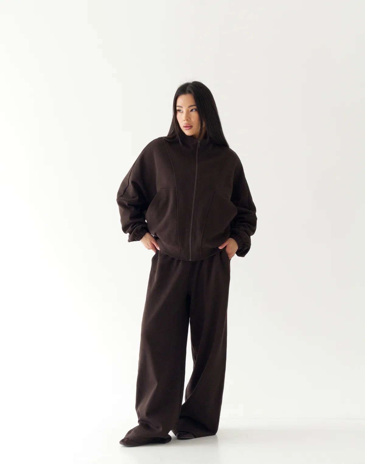 Spodnie dresowe o prostym kroju ze sznurkiem, czekoladowe - Фото 1