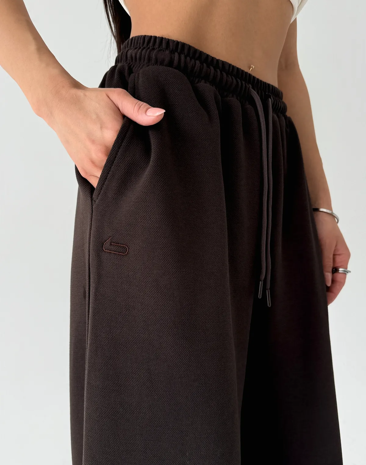 Spodnie dresowe o prostym kroju ze sznurkiem, czekoladowe - Фото 4