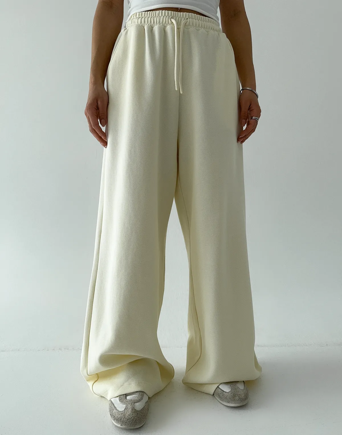 Spodnie dresowe o prostym kroju ze sznurkiem, pastelowe żółte - Фото 8