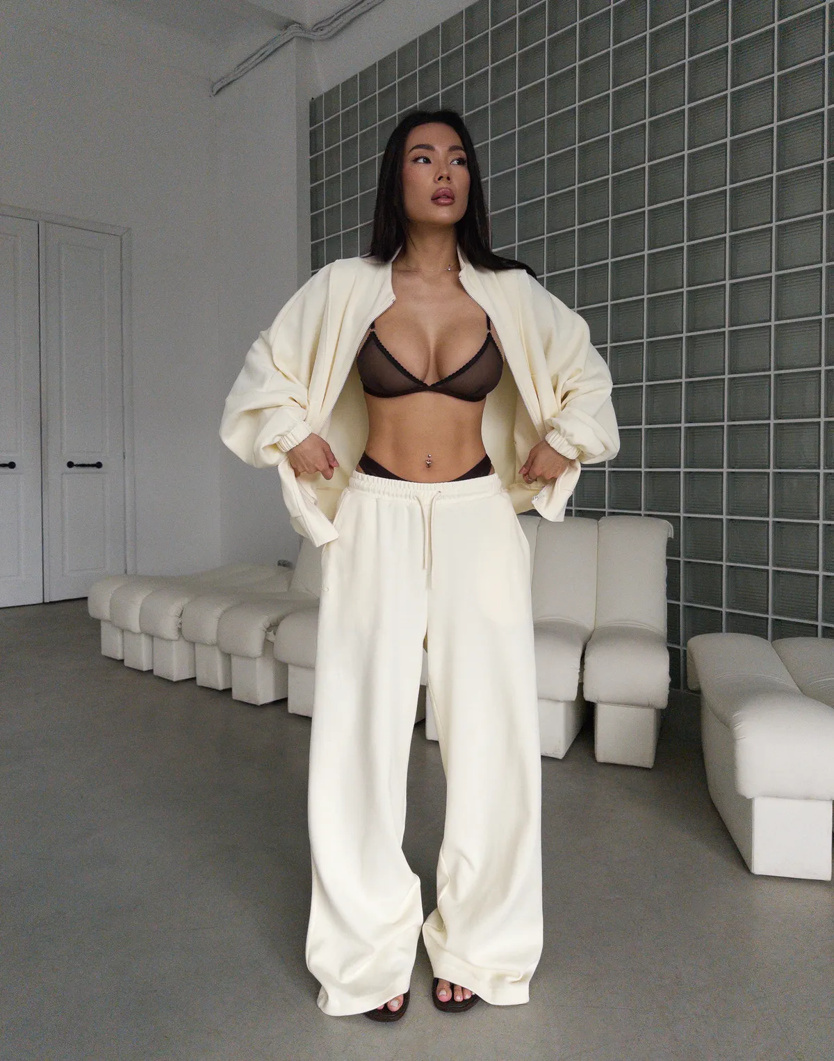 Spodnie dresowe o prostym kroju ze sznurkiem, pastelowe żółte - Фото 7