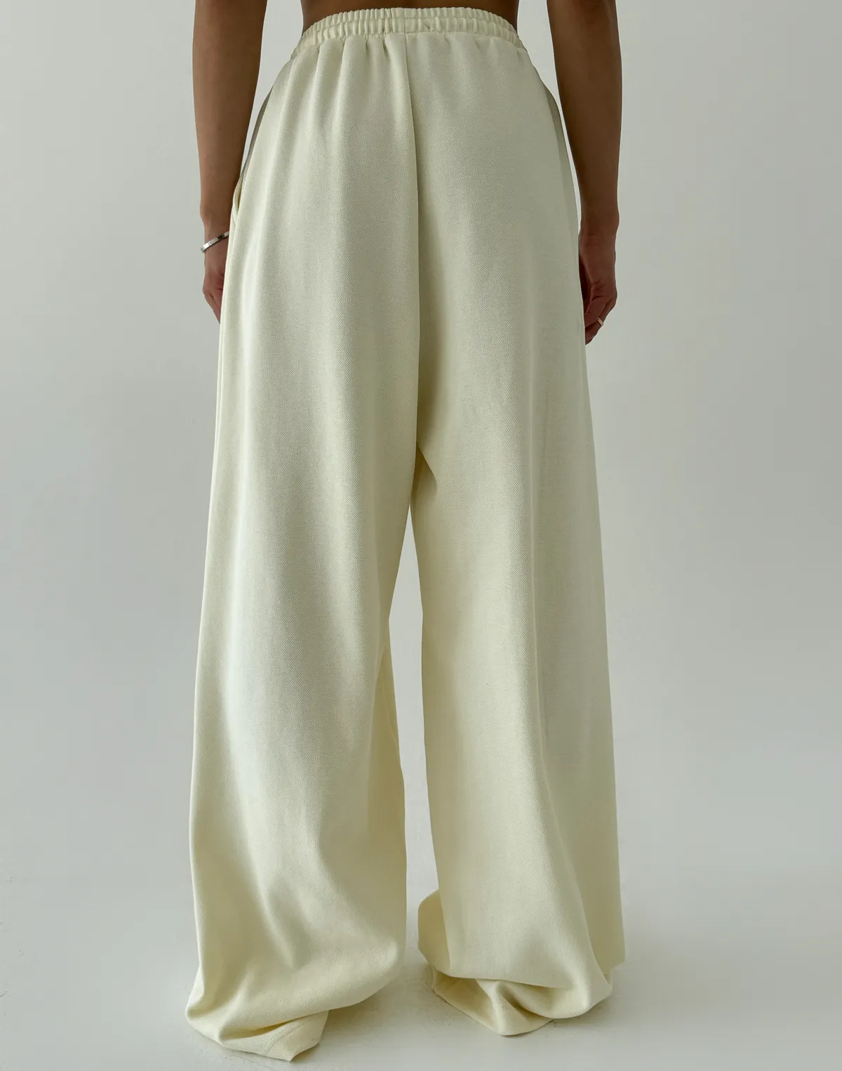 Spodnie dresowe o prostym kroju ze sznurkiem, pastelowe żółte - Фото 2