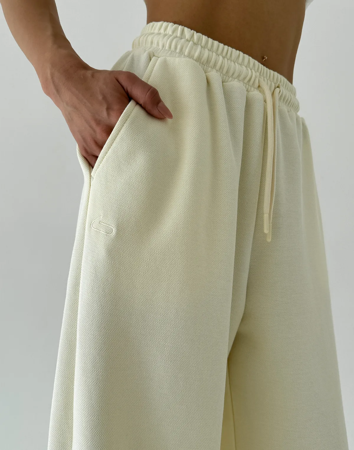 Spodnie dresowe o prostym kroju ze sznurkiem, pastelowe żółte - Фото 6