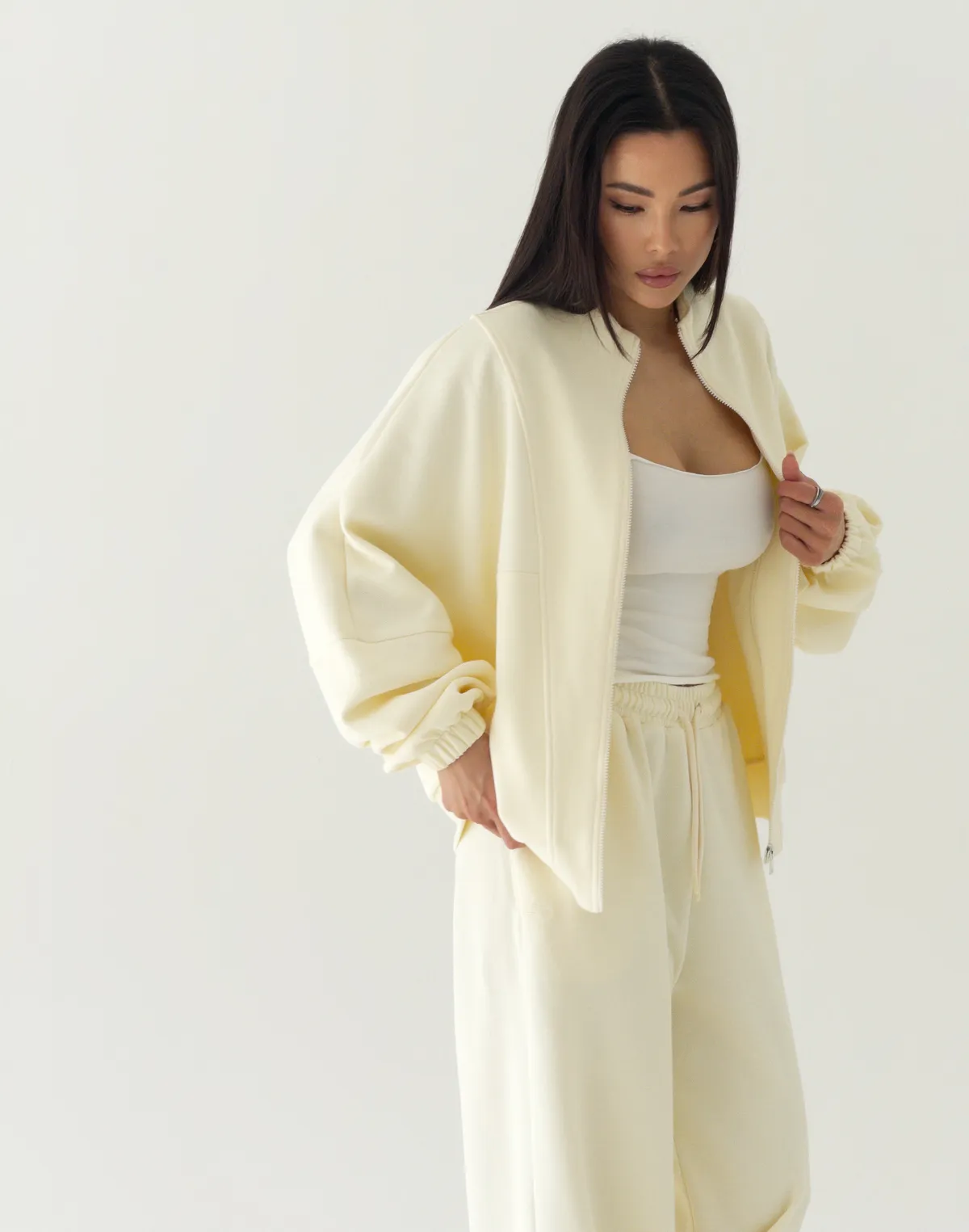 Кофта на блискавці з декоративними швами, пастельно-жовта - Фото 1