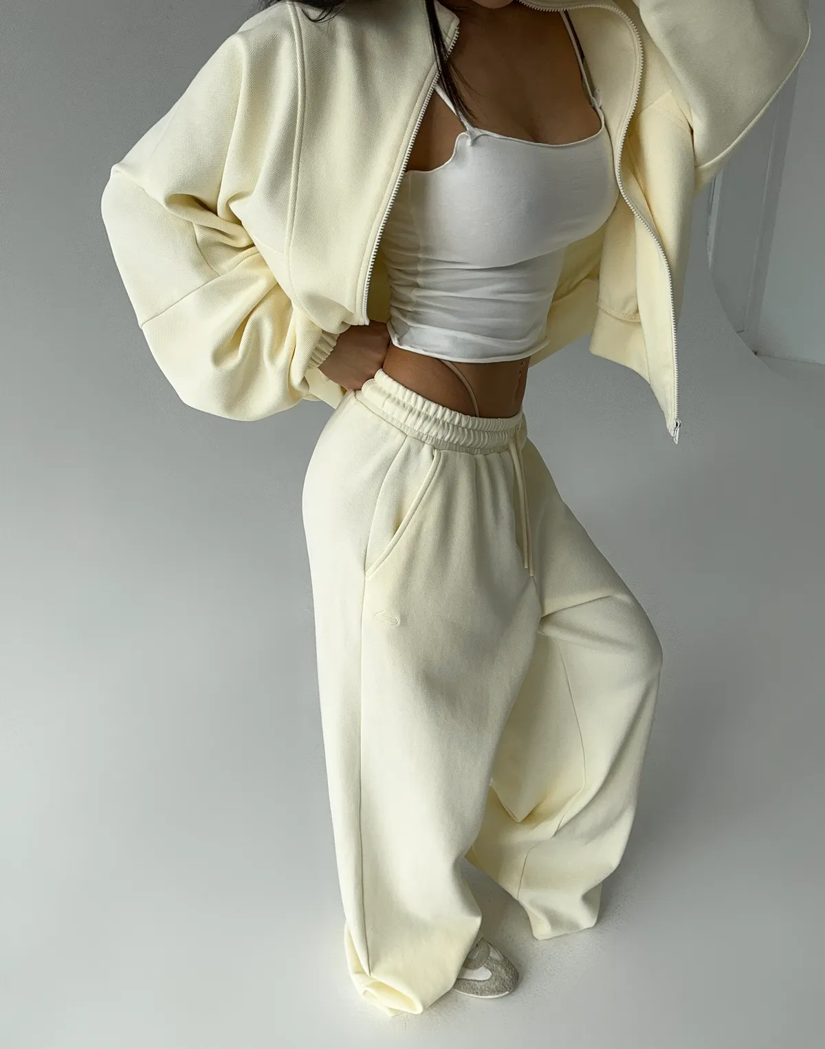 Spodnie dresowe o prostym kroju ze sznurkiem, pastelowe żółte - Фото 4