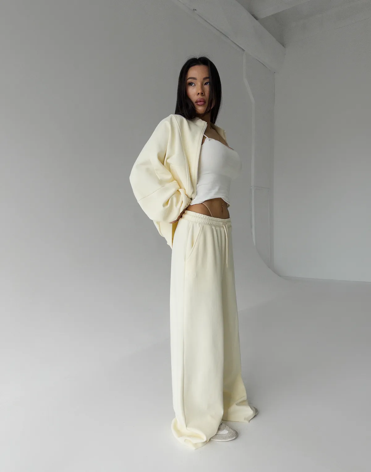 Spodnie dresowe o prostym kroju ze sznurkiem, pastelowe żółte - Фото 1