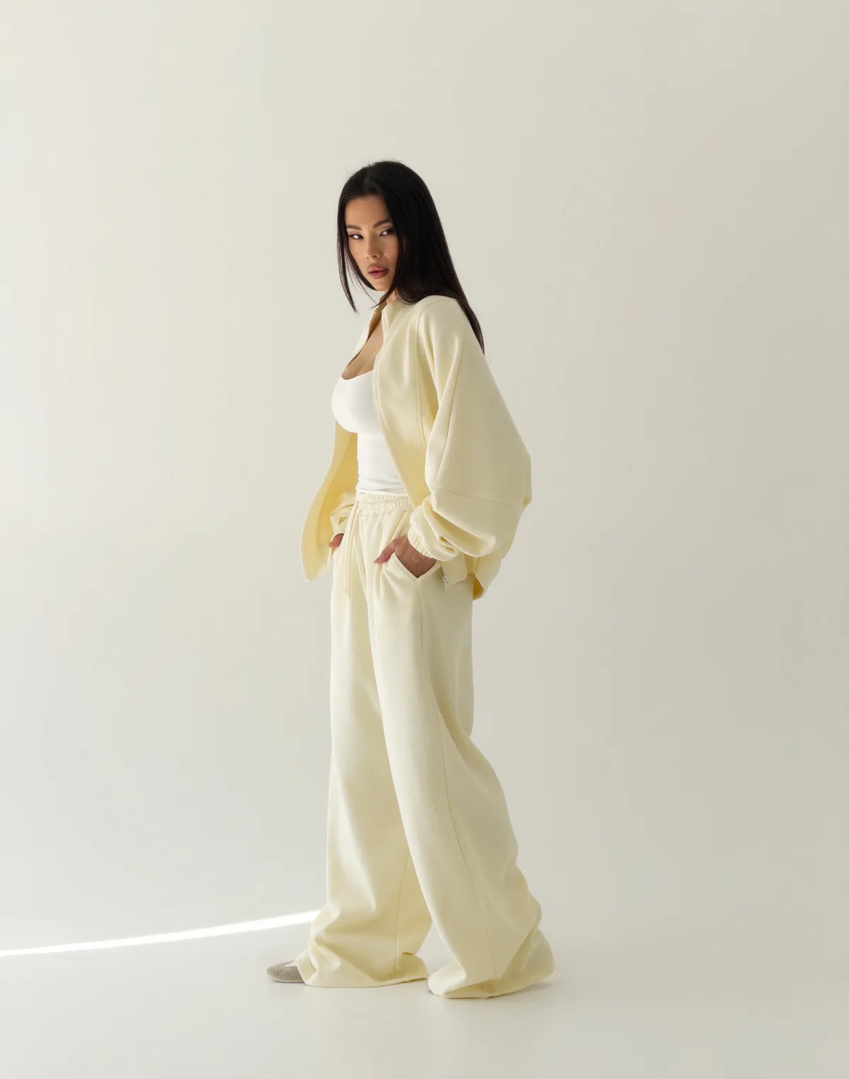 Комплект кофта на блискавці та штани прямого крою зі шнурком, пастельно-жовті - Фото 5