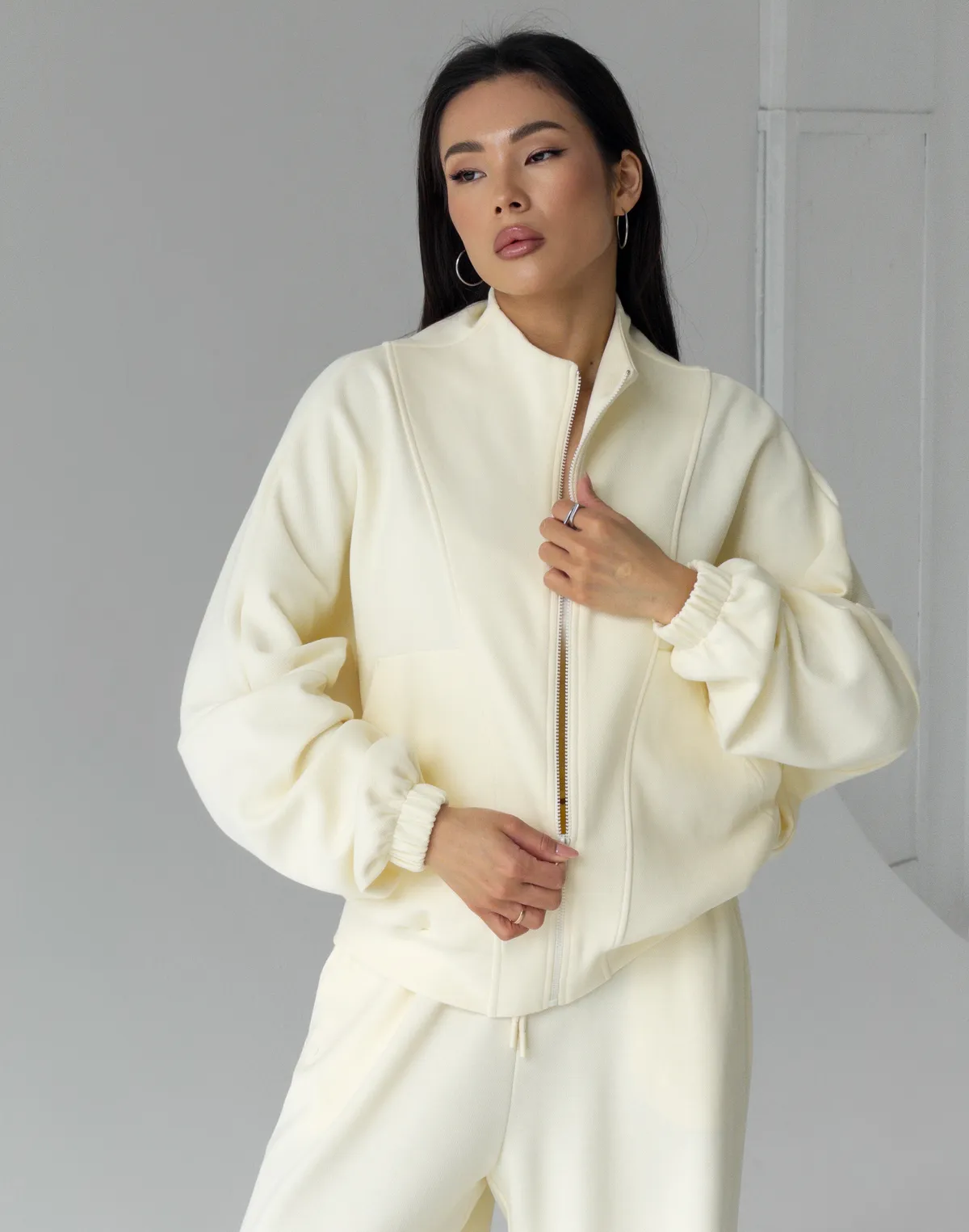 Кофта на блискавці з декоративними швами, пастельно-жовта - Фото 5