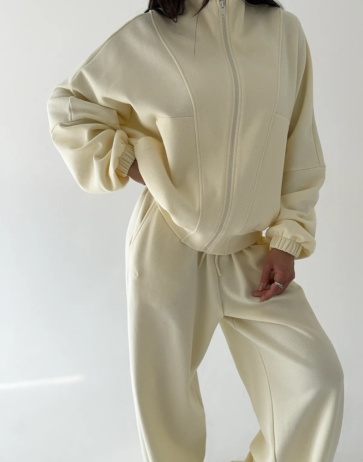 Кофта на блискавці з декоративними швами, пастельно-жовта - Фото 3