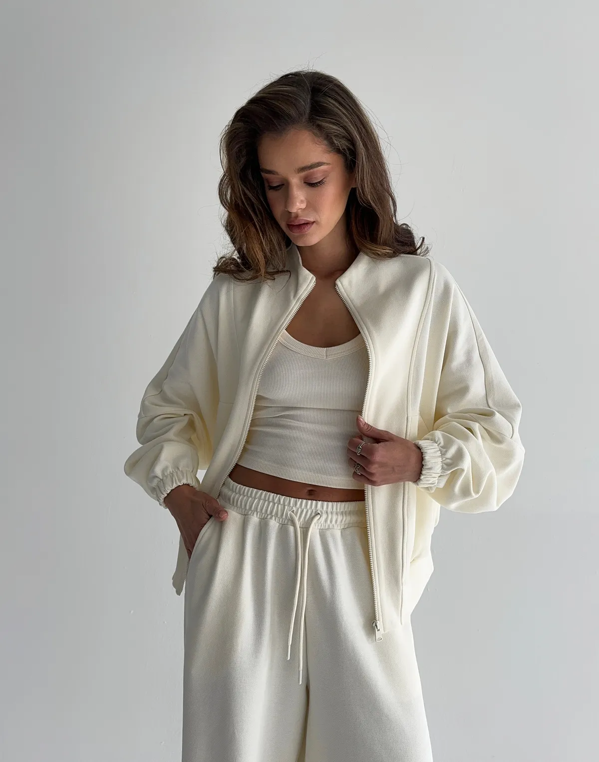 Кофта на блискавці з декоративними швами, вершкова - Фото 5