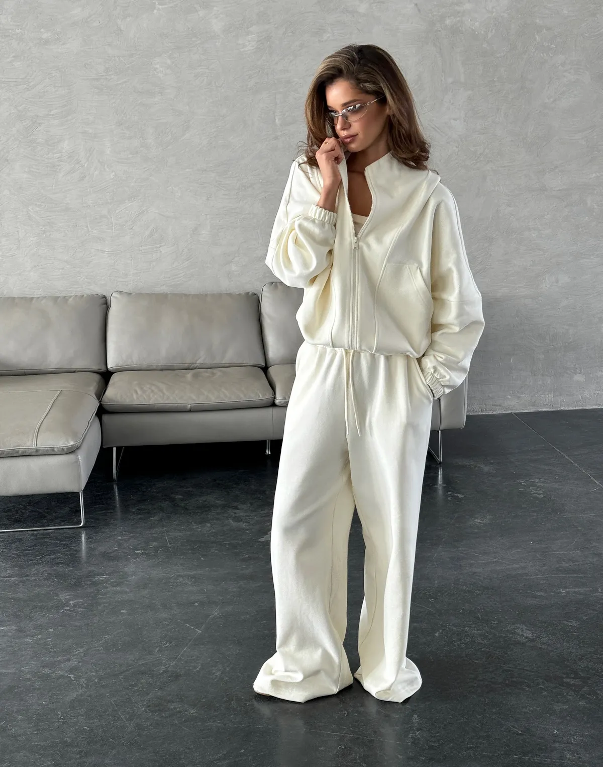 Комплект кофта на блискавці та штани прямого крою зі шнурком, вершкові - Фото 1