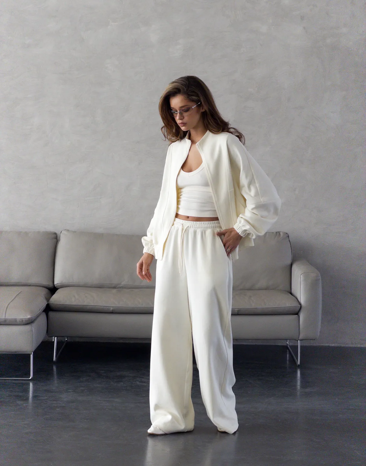 Штани прямого крою спортивні зі шнурком, вершкові - Фото 1