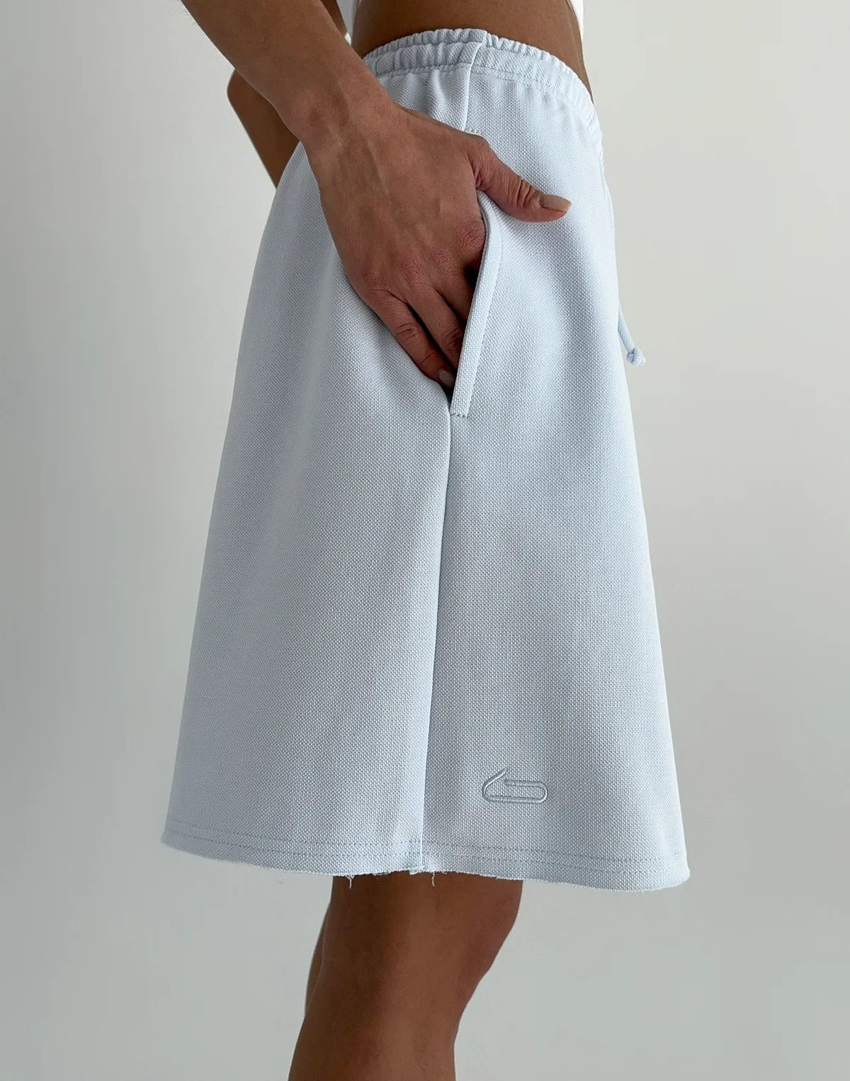 Шорти середньої довжини вільного крою, блакитні - Фото 6