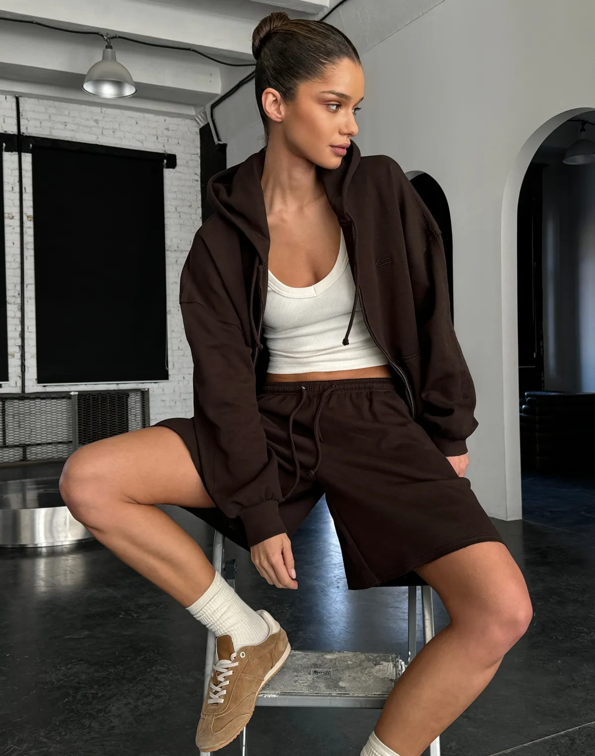 Комплект оверсайз зіпер з декоративними швами та шорти середньої довжини, шоколадні - Фото 1