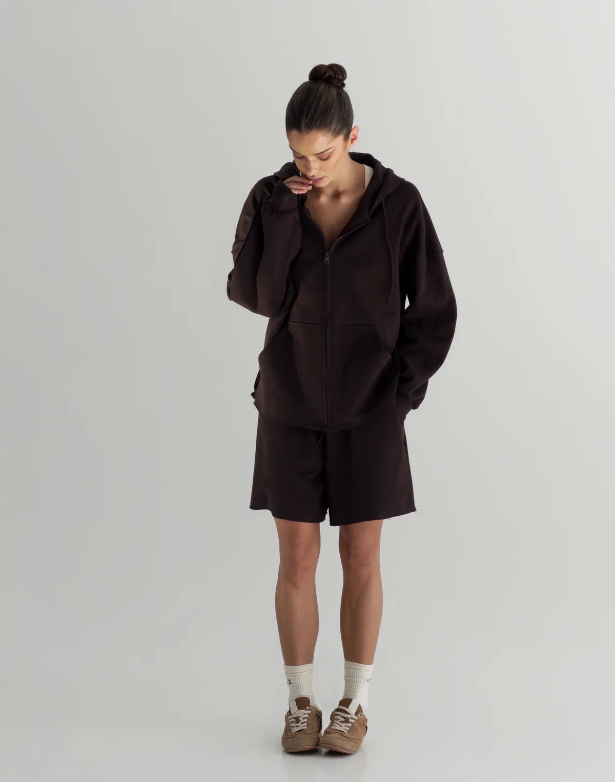 Комплект оверсайз зіпер з декоративними швами та шорти середньої довжини, шоколадні - Фото 5