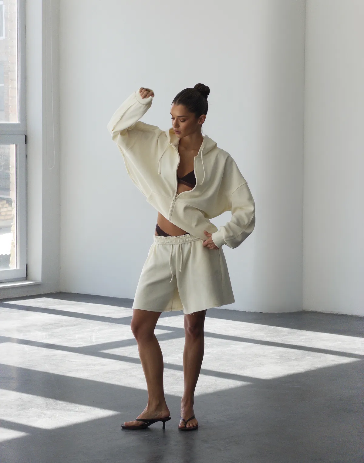 Комплект оверсайз зіпер з декоративними швами та шорти середньої довжини, вершкові - Фото 8