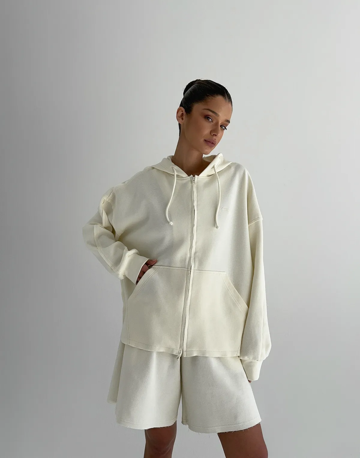 Комплект оверсайз зіпер з декоративними швами та шорти середньої довжини, вершкові - Фото 4